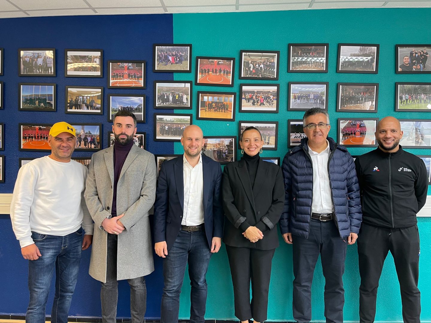 Michael Vossaert et Sadik Koksal avec l'équipe de l'école de l'inclusion par le sport