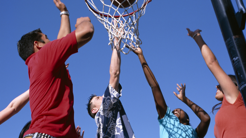 jeunes qui jouent au basket
